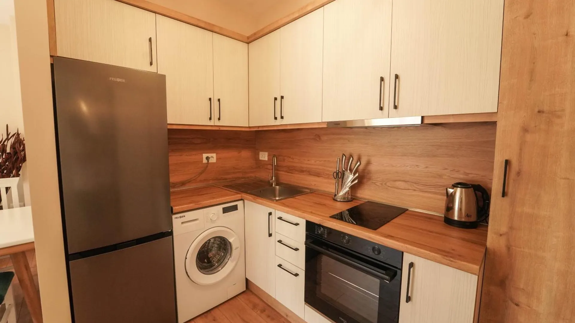 Haris Apartments Tirana 0*,  Albania