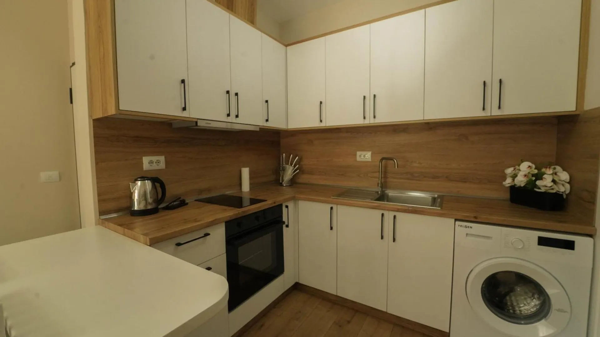Haris Apartments Tirana 0*,  Albania